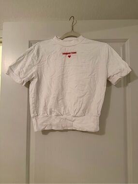 Shushu/Tong White Short-Sleeve Crewneck Top with Red Heart